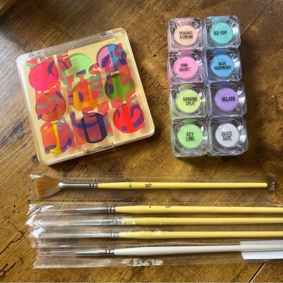 Water activated makeup liners + brushes - Picture 1 of 5